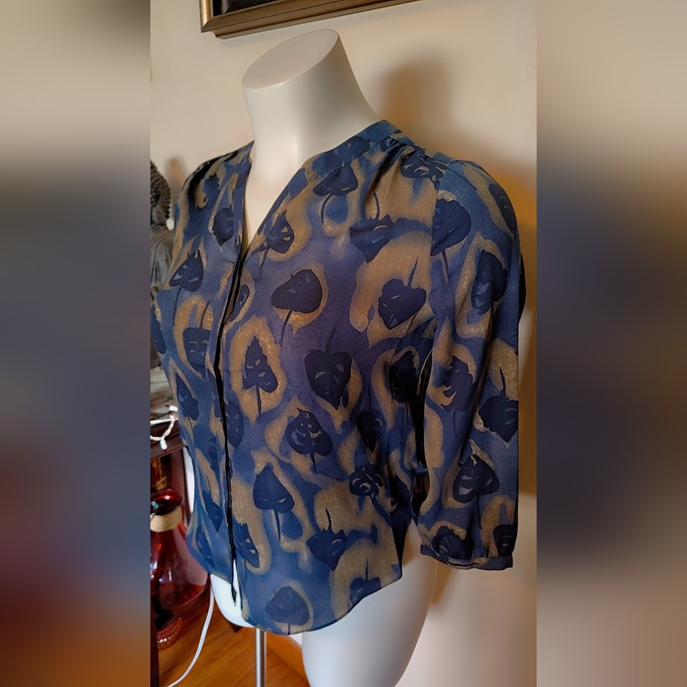 💙 NYDJ Blue & Tan Print Blouse 💙 - Picture 3 of 7